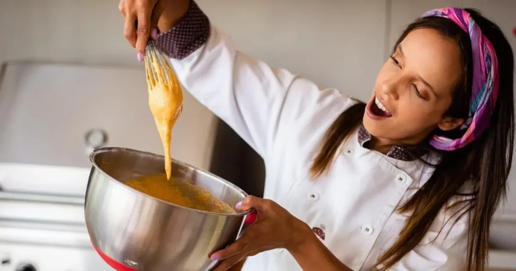 chef mostrando o ponto certo para a massa de bolo
