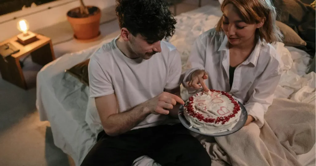 namorada comendo bolo que o namorado fez para ela