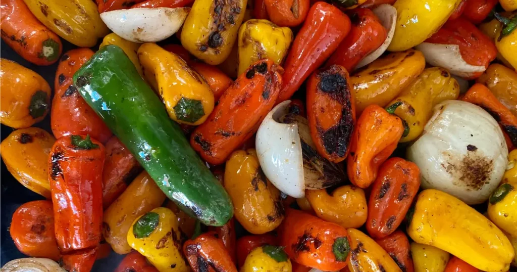 pimentões amarelos, vermelhos e verdes assados na airfryer