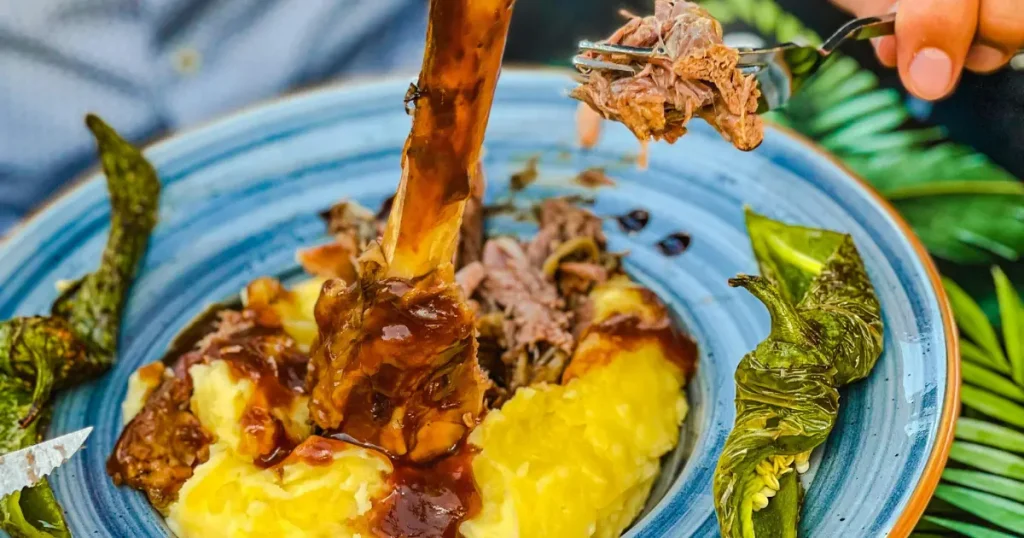 homem servindo polenta cremosa no ponto