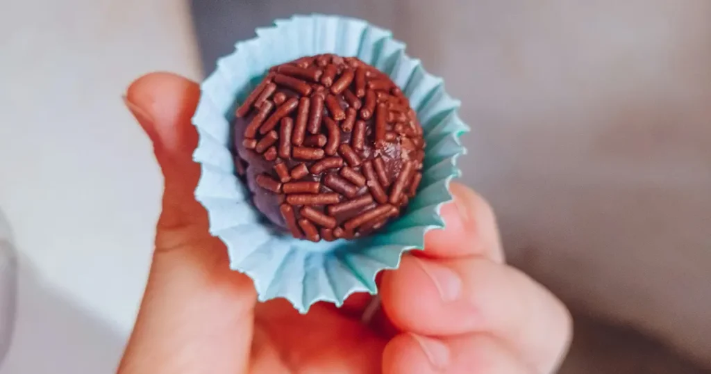 mulher mostrando o ponto certo para enrolar brigadeiro