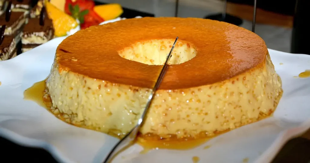 cortando o pudim e mostrando o ponto certo de assar no forno