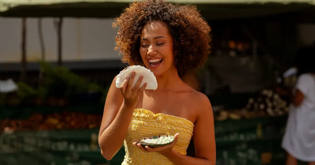 mulher comendo tapioca feita na airfryer