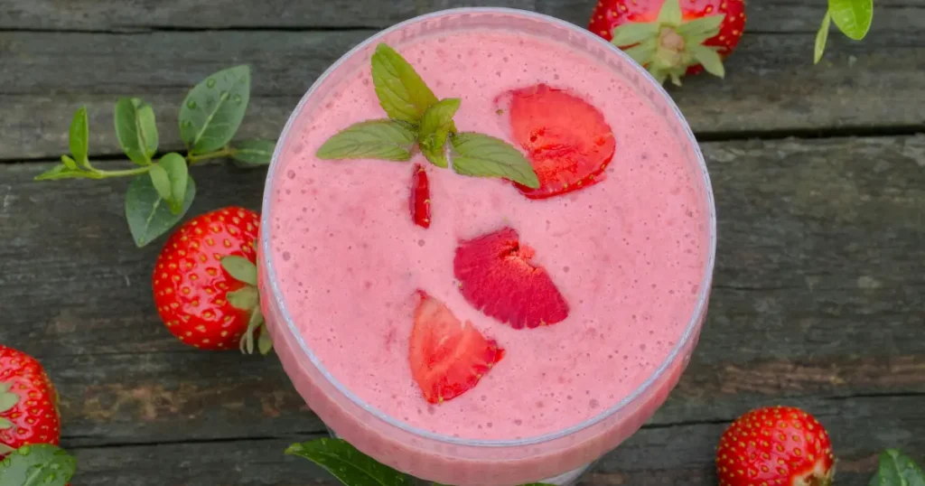 Vitamina de morango com leite para um lanche da tarde rápido